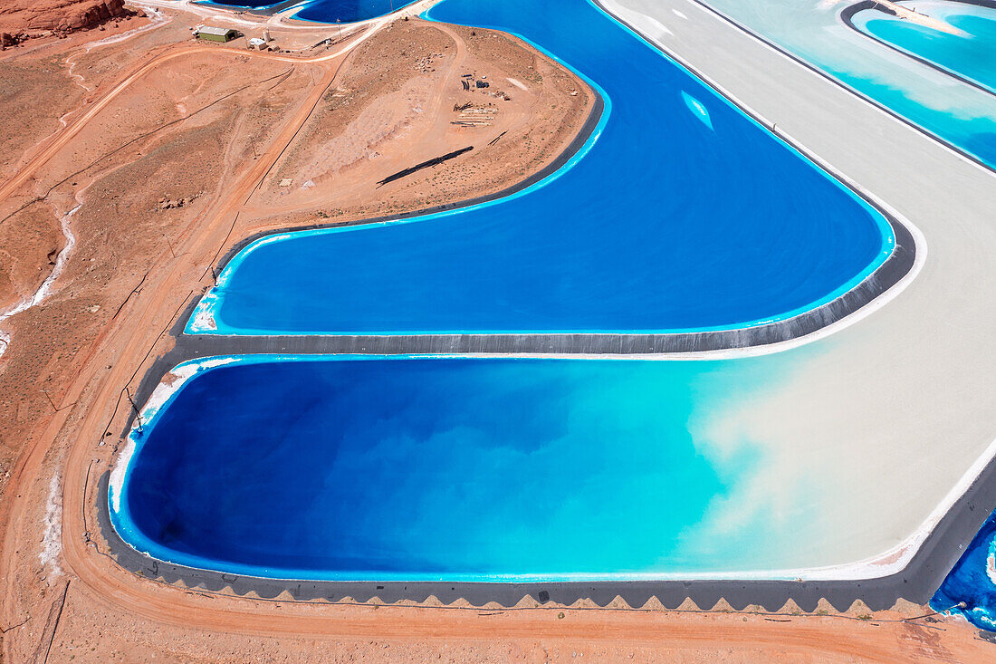 Verdunstungsteiche in einem Kalibergwerk, in dem Kali im Lösungsbergbau in der Nähe von Moab, Utah, abgebaut wird. Um die Verdunstung zu beschleunigen, wird blauer Farbstoff hinzugefügt.