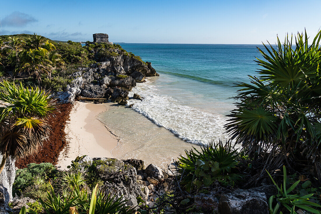 Der Tempel des Windgottes in den Ruinen der Maya-Stadt Tulum an der Küste des Karibischen Meeres. Tulum-Nationalpark, Quintana Roo, Mexiko.