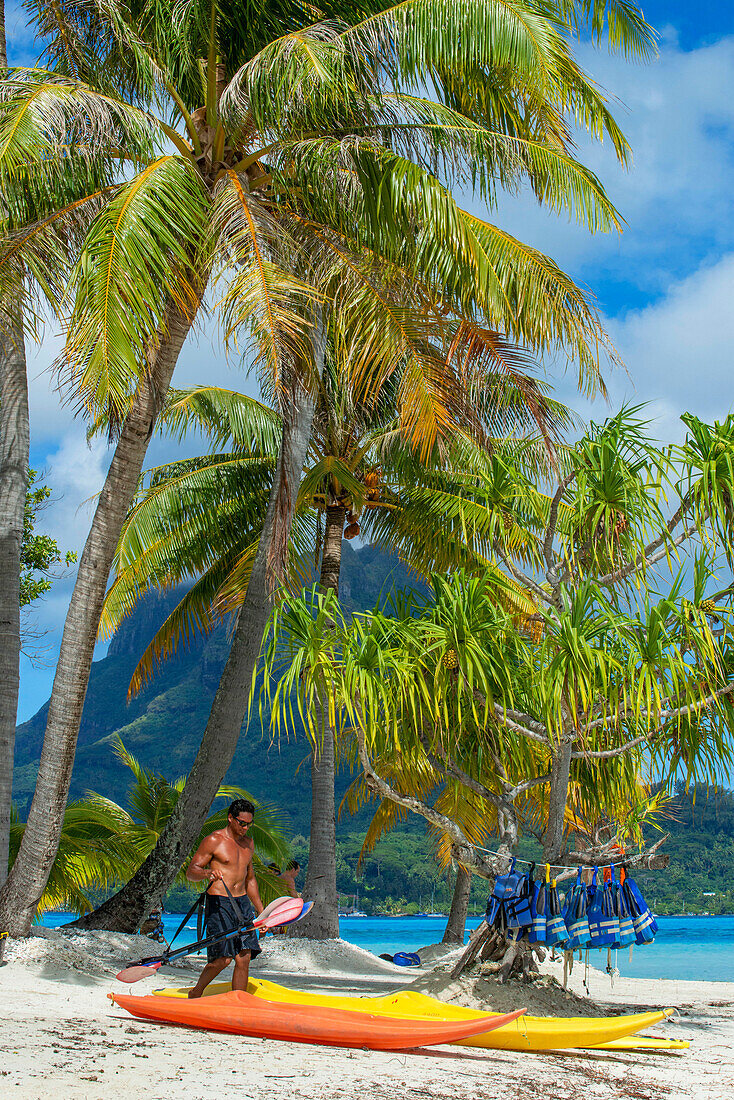 Strand der Insel Motu Tevairoa, einem kleinen Eiland in der Lagune von Bora Bora, Gesellschaftsinseln, Französisch-Polynesien, Südpazifik.