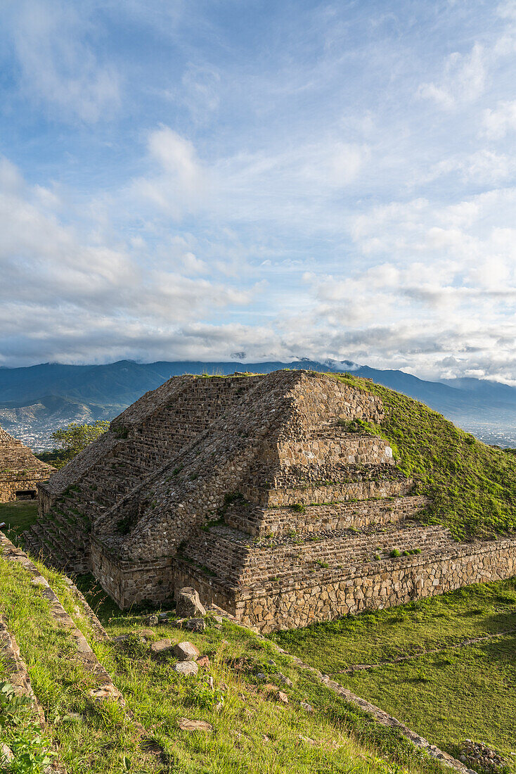 Gebäude VG auf der Nordplattform der präkolumbianischen zapotekischen Ruinen von Monte Alban in Oaxaca, Mexiko. Eine UNESCO-Welterbestätte. Im Hintergrund ist das Gebäude E zu sehen.