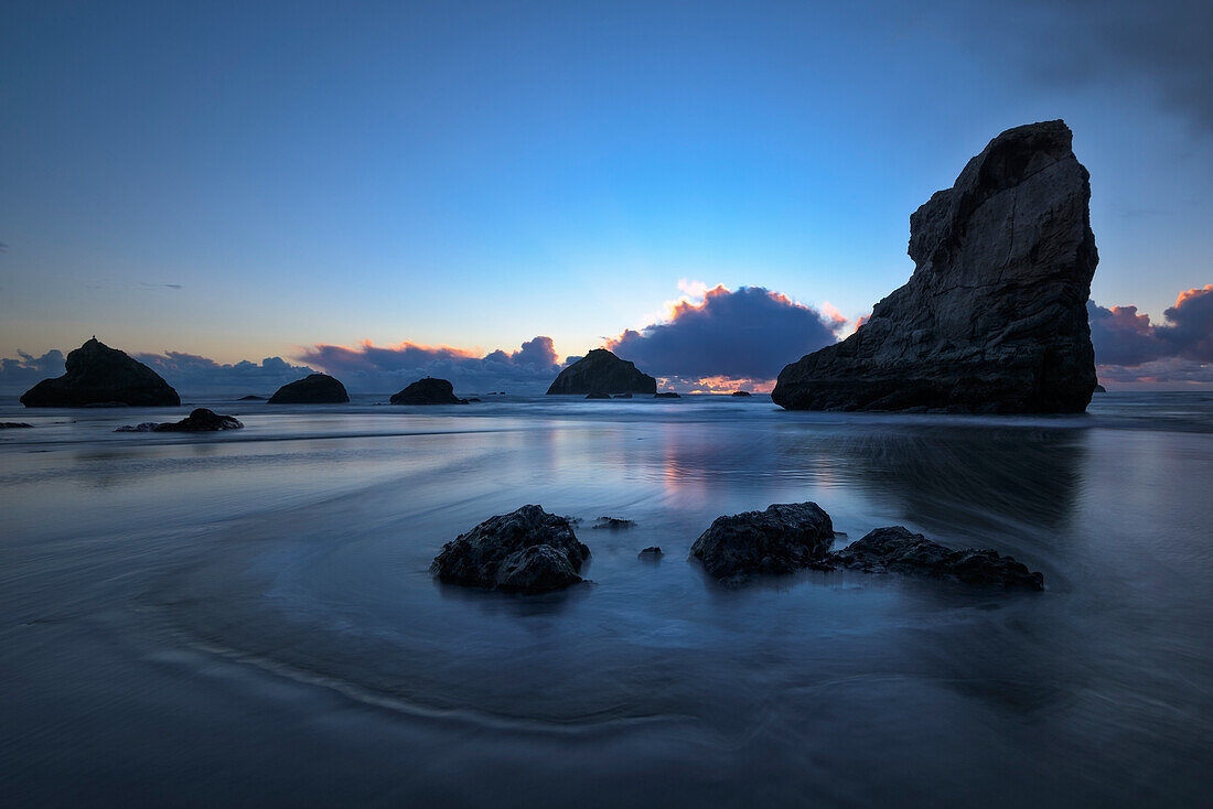 Sonnenuntergang am Strand von Bandon, Südküste von Oregon.