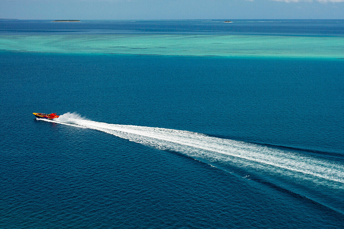 Bootserlebnis auf den Fidschi-Inseln. Excitor ist das schnellste Boot seiner Größe und Art auf den Fidschi-Inseln und sollte bei einem Besuch auf den Fidschi-Inseln auf keinen Fall verpasst werden! Es bietet einzigartige Hochgeschwindigkeitstouren und Transfers rund um Port Denarau und die Mamanuca-Inseln an.