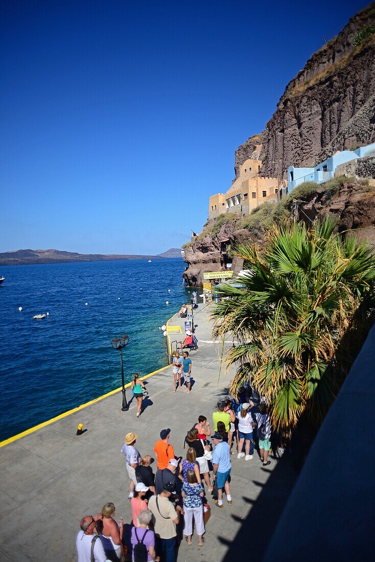 Touristen in der Warteschlange für die Standseilbahn in Santorin, Kykladeninseln, Griechenland