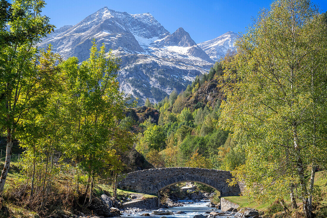 The Cirque de Gavarnie and the Gavarnie Falls / Grande Cascade de Gavarnie, highest waterfall of France in the Pyrenees. Hautes-Pyrenees, Gavarnie-Gèdre, Pyrenees National Park, Gavarnie cirque, listed as World Heritage by UNESCO.