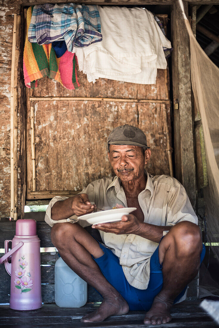 Mittagspause in Reisfeldern in Sungai Pinang, einem traditionellen indonesischen Dorf in der Nähe von Padang in West-Sumatra, Indonesien