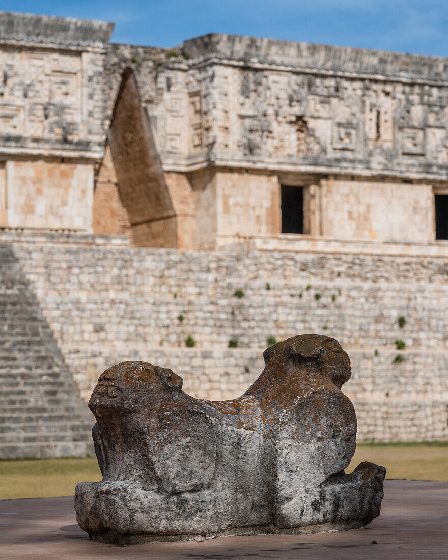 Der Thron des Jaguars vor dem Palast des Gouverneurs in den Ruinen der Maya-Stadt Uxmal in Yucatan, Mexiko. Die prähispanische Stadt Uxmal gehört zum UNESCO-Weltkulturerbe.