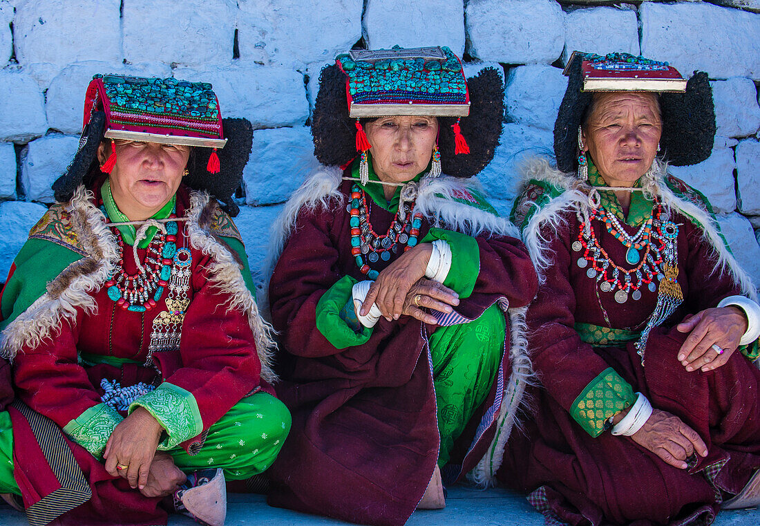 Ladakhische Menschen in traditionellen Kostümen nehmen am Ladakh-Festival in Leh, Indien, teil.