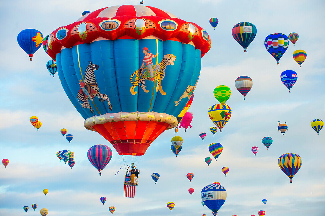 Luftballons fliegen über Albuquerque, New Mexico, während der Albuquerque Balloon Fiesta. Es ist die größte Ballonveranstaltung der Welt.