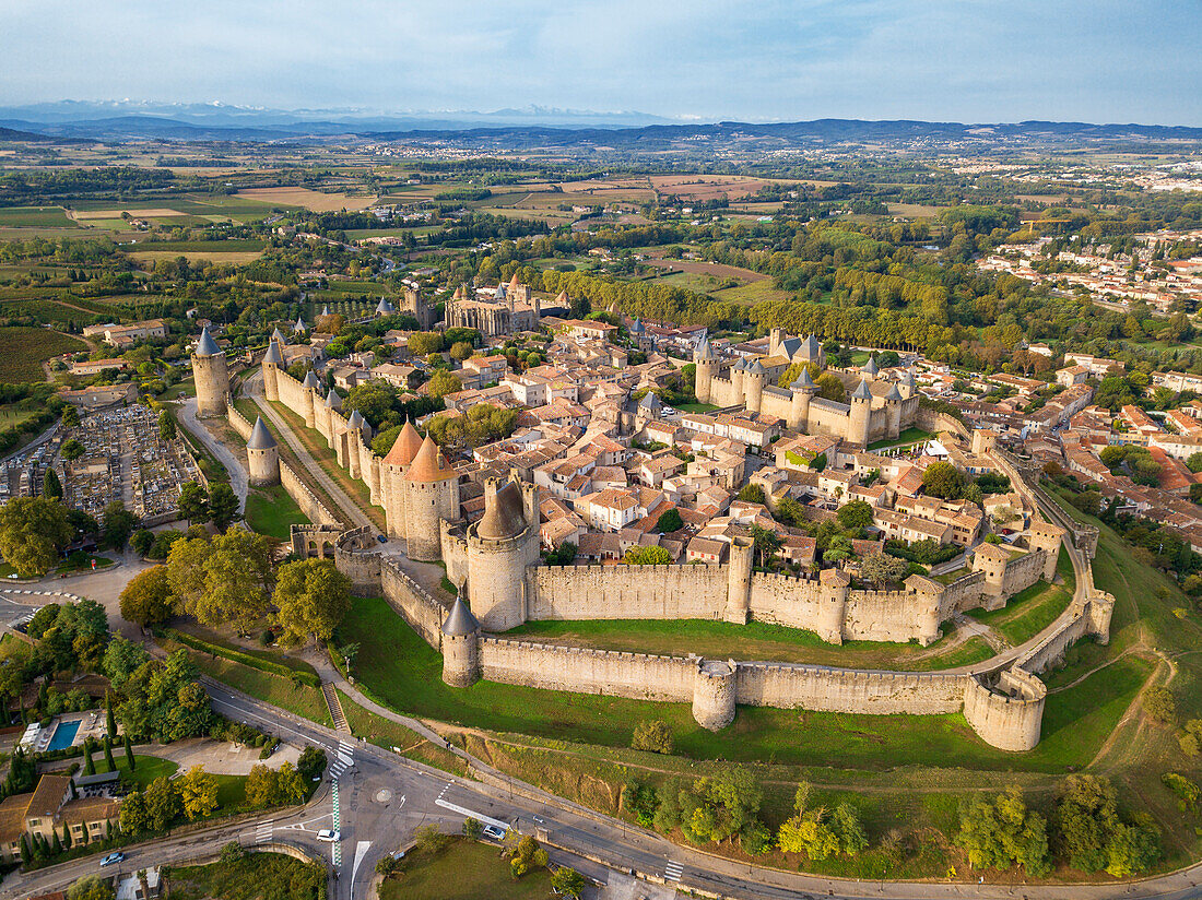 Luftaufnahme von Carcassonne, einer mittelalterlichen Stadt, die von der UNESCO zum Weltkulturerbe erklärt wurde, Harboure d'Aude, Languedoc-Roussillon Midi Pyrenees Aude Frankreich