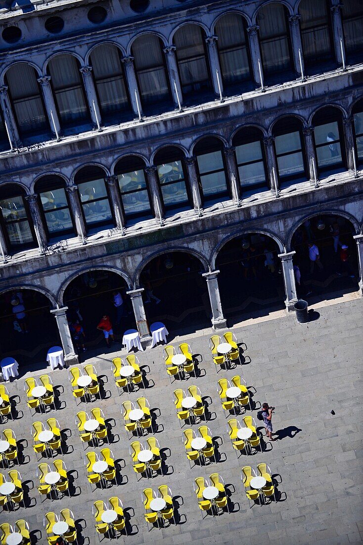 Blick auf den Markusplatz vom Campanile di San Marco (Glockenturm des Markusdoms), Venedig, Italien