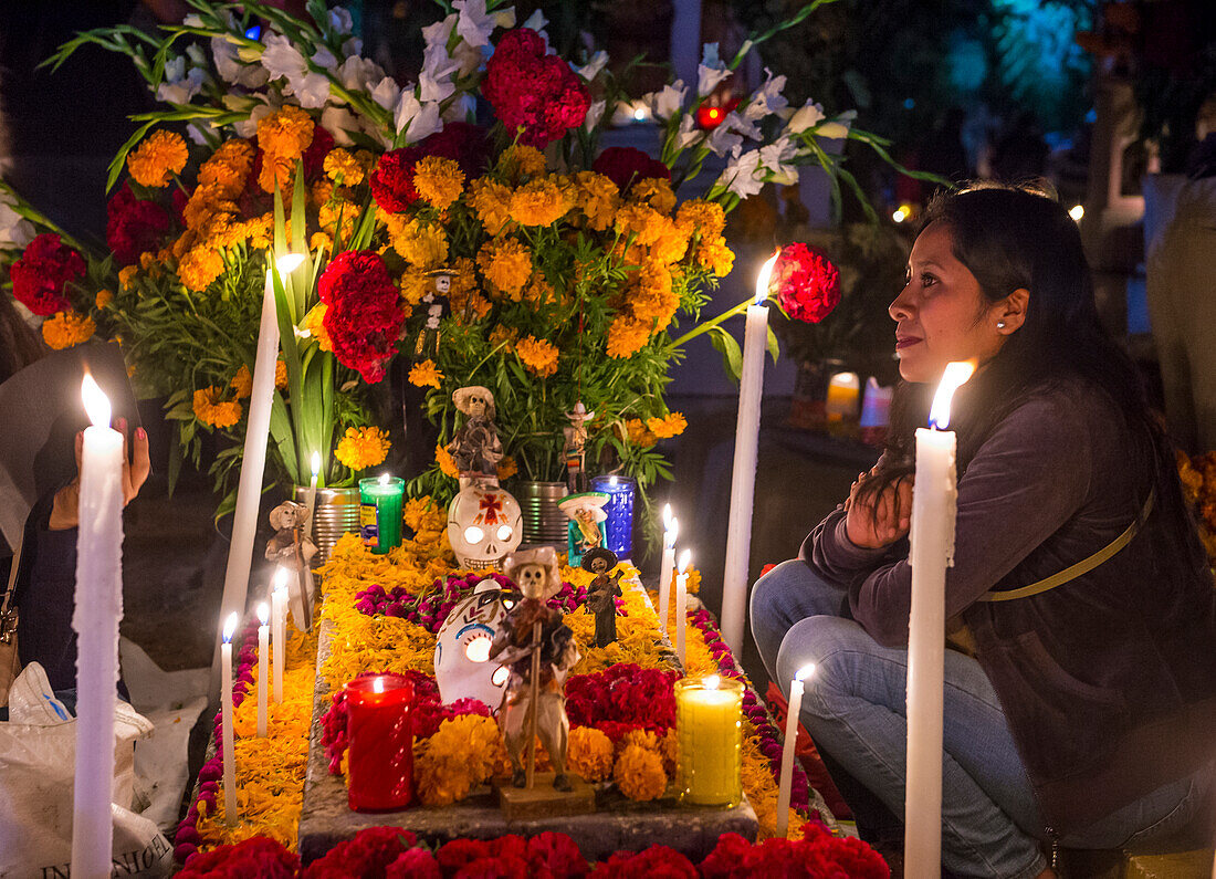 Mexikanische Frau auf einem Friedhof während des Tags der Toten in Oaxaca, Mexiko