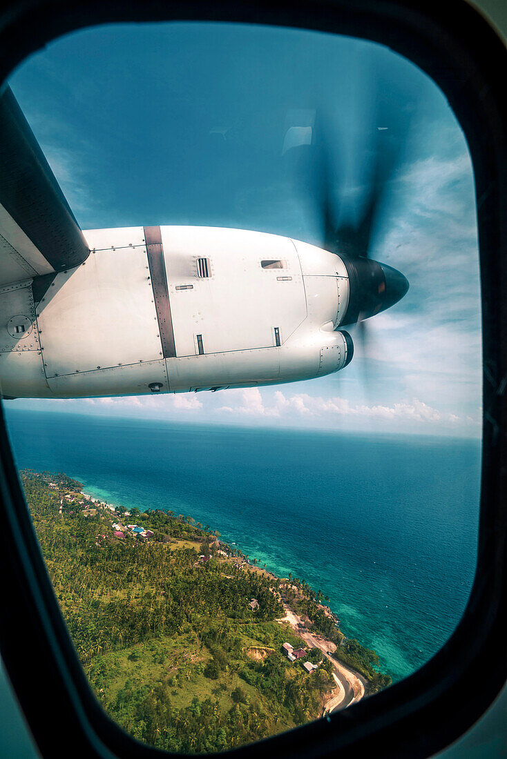 Blick aus dem Fenster eines Flugzeugs auf die Insel Pulau Weh, Provinz Aceh, Sumatra, Indonesien
