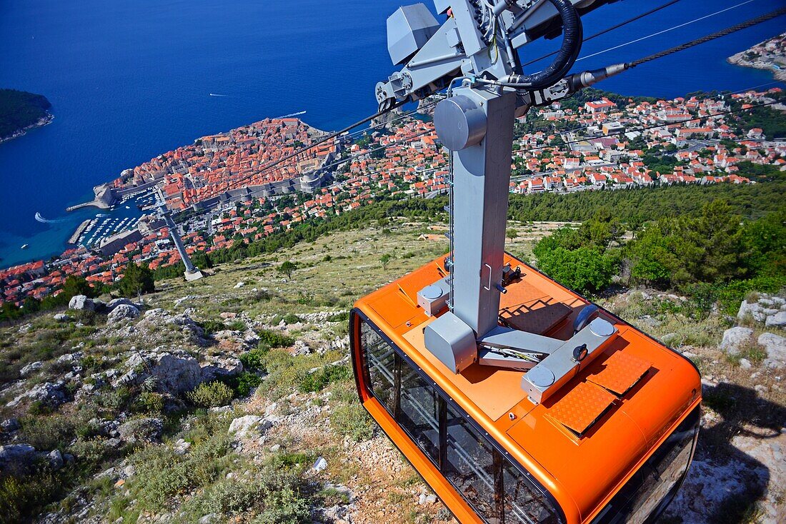 Dubrovnik Cable Car, eine 4-minütige Fahrt bringt die Besucher 778 Meter hoch auf ein Plateau mit Blick auf die Altstadt und ein Restaurant.