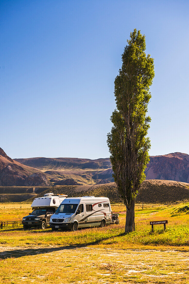 Wohnmobil und Campingplatz auf der Estancia La Oriental, Perito-Moreno-Nationalpark (Parque Nacional Perito Moreno), Provinz Santa Cruz, Argentinisches Patagonien, Argentinien