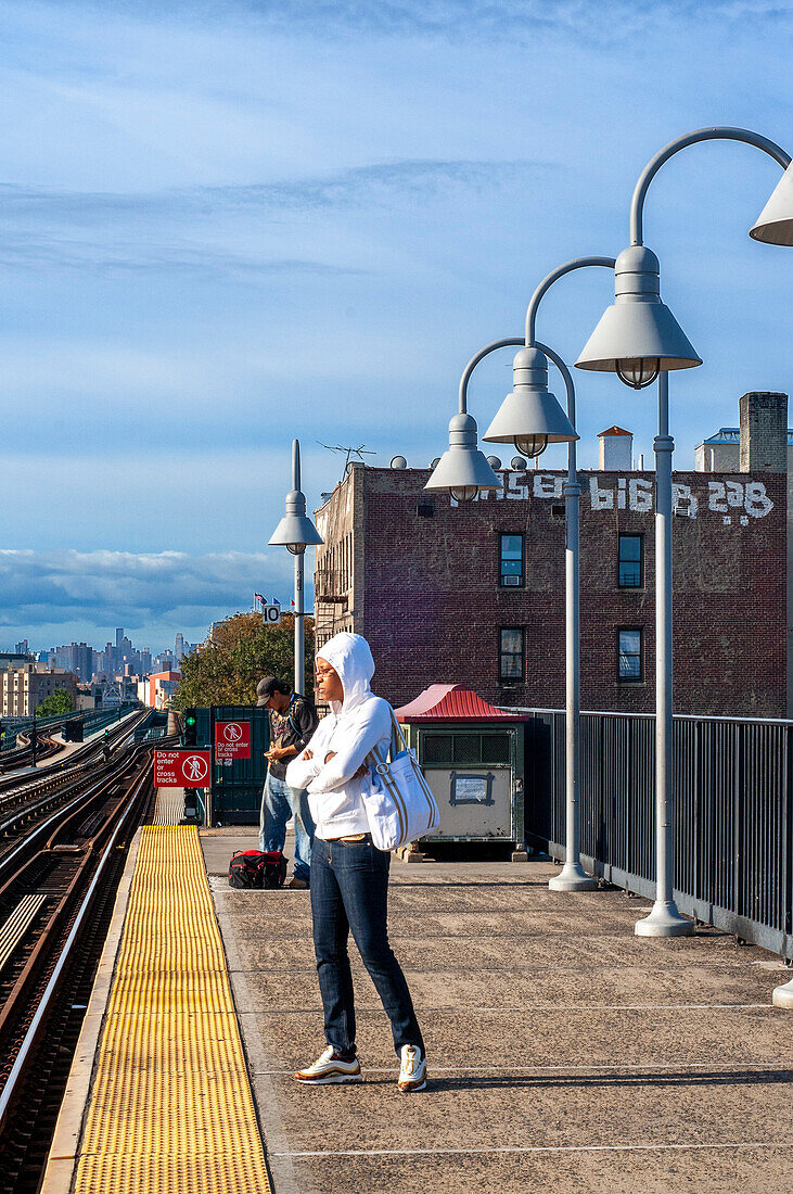 U-Bahnsteig, Zug und Gleise in der Bronx, NYC