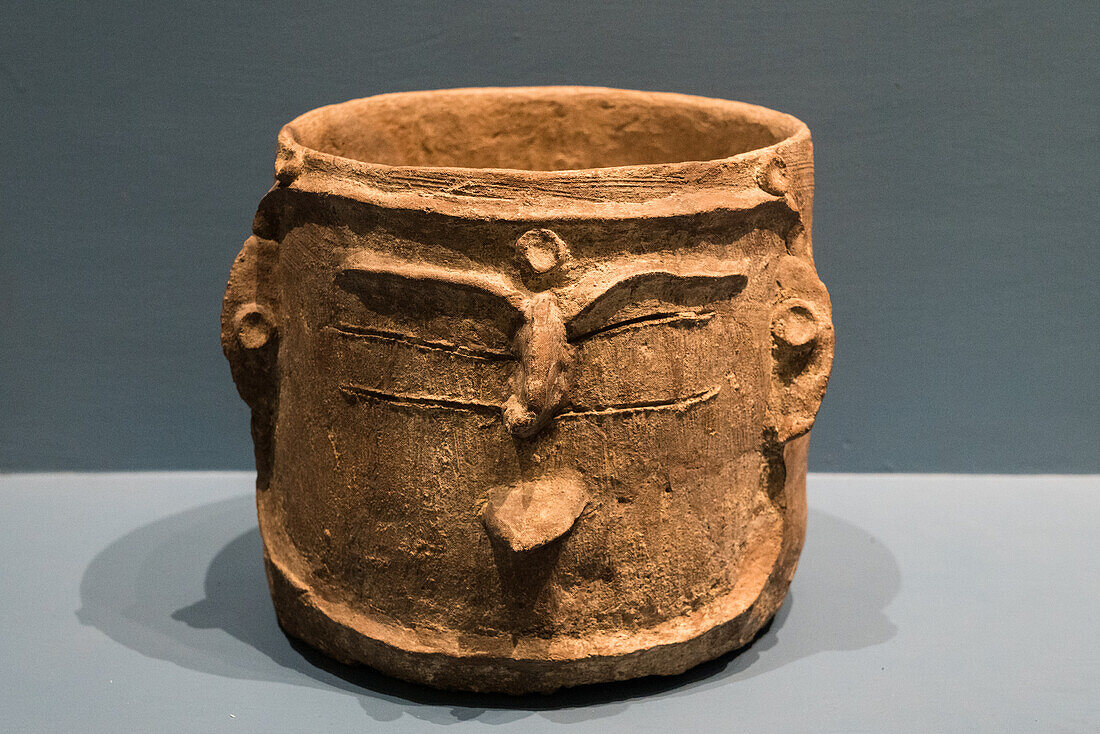 Eine Keramikvase, die ein Gesicht mit herausragender Zunge darstellt, im Monte Alban Site Museum, Oaxaca, Mexiko. Eine UNESCO-Welterbestätte.