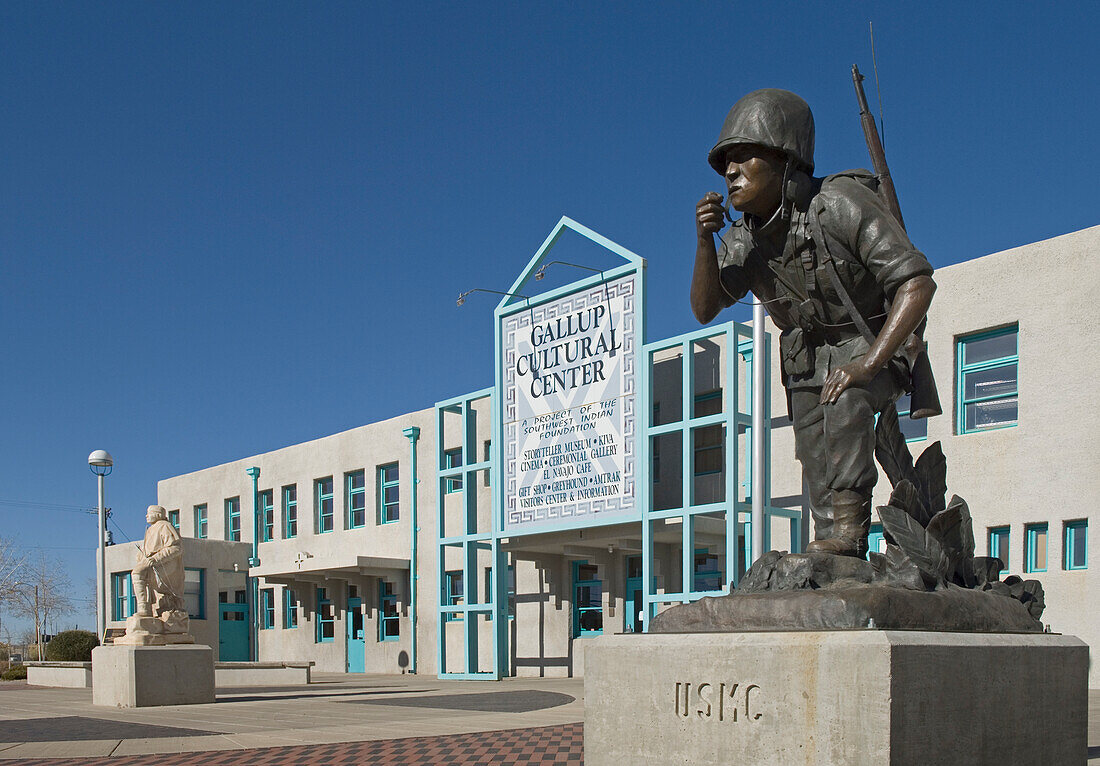 Gallup Cultural Center, ein Projekt der Southwest Indian Foundation, mit einem Bronzedenkmal von Oreland Joe für die USMC Navajo Code Talkers aus dem Zweiten Weltkrieg; an der Route 66 in Gallup, New Mexico..#0512330