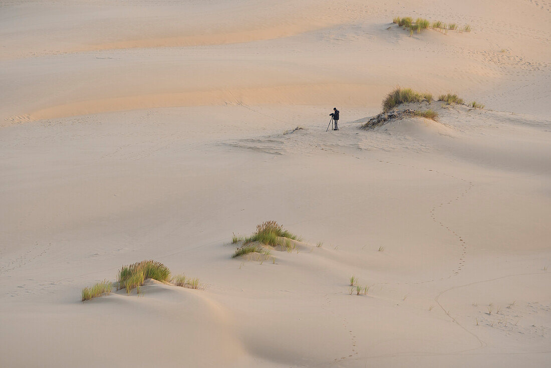 Ein Fotograf fotografiert die Sanddünen auf dem John Dellenback Trail, Oregon Dunes National Recreation Area.