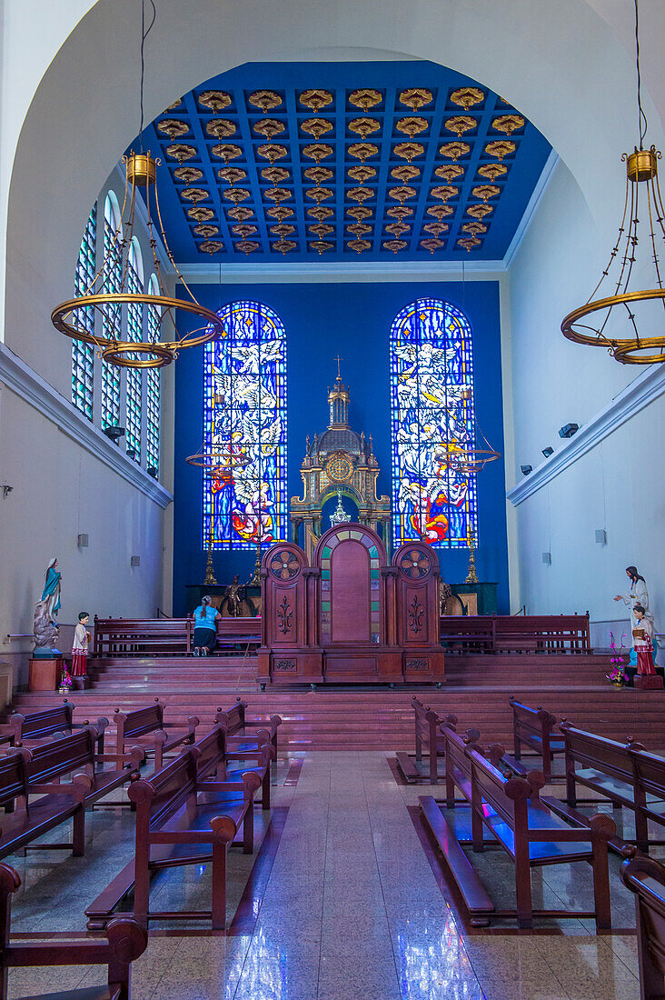 Das Innere der Kathedrale in San Salvador, El Salvador. Die Kathedrale wurde am 19. März 1999 fertiggestellt und eingeweiht.