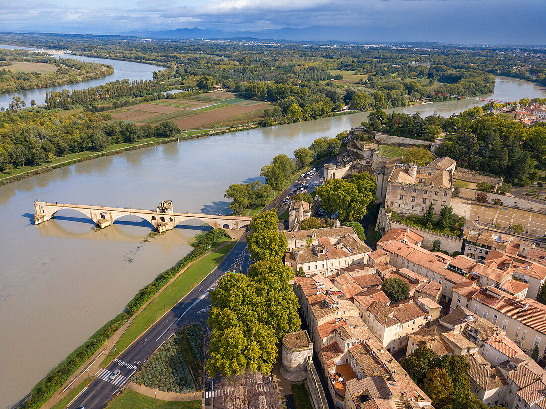 Luftaufnahme der Brücke von Avignon mit dem Papstpalast und dem Fluss Rhone bei Sonnenaufgang, Pont Saint-Benezet, Provence, Frankreich