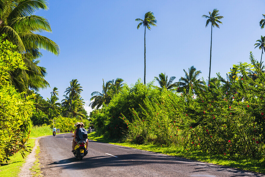 Mopedfahren auf der Ringstraße um Rarotonga, Cookinseln
