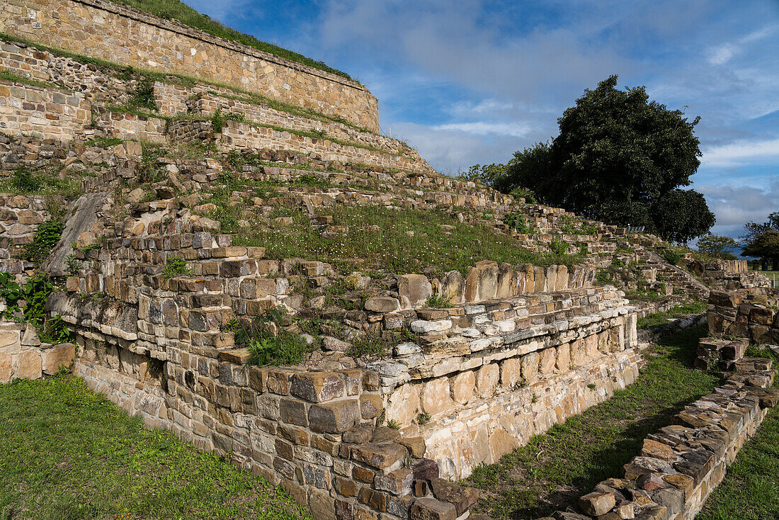Ruinen der Juwelenplattform in den präkolumbianischen zapotekischen Ruinen von Monte Alban in Oaxaca, Mexiko. Eine UNESCO-Welterbestätte.