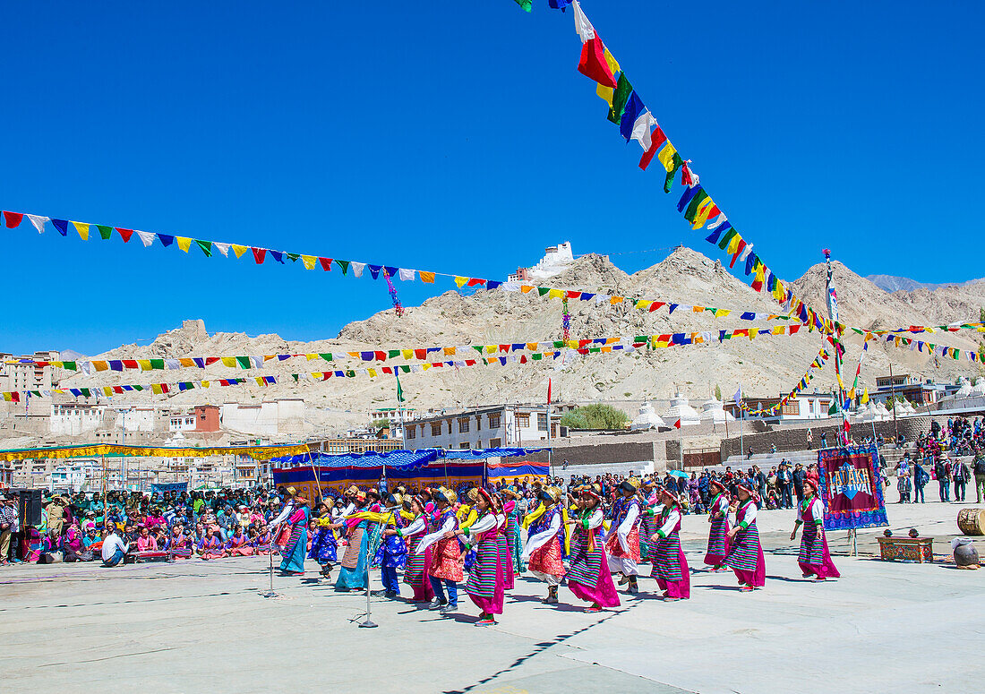 Ladakh-Leute in traditionellen Kostümen nehmen am Ladakh-Festival in Leh, Indien, teil