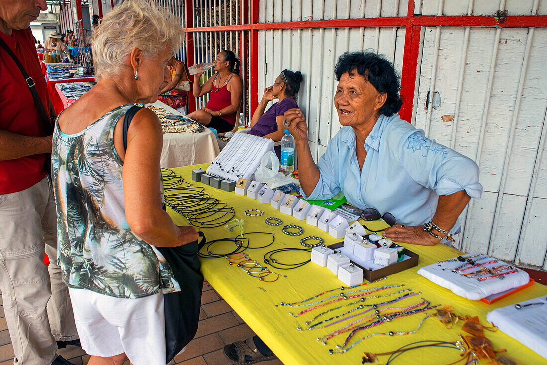 Perlenmarkt in Papeete, Tahiti, Französisch-Polynesien. Demonstration der Zucht von schwarzen Perlen auf Tahiti. Ein Landwirt zeigt eine Auster mit schwarzer Lippe, um den wertvollen Edelstein zu züchten. Kultivierung auf den Inseln von Französisch-Polynesien.