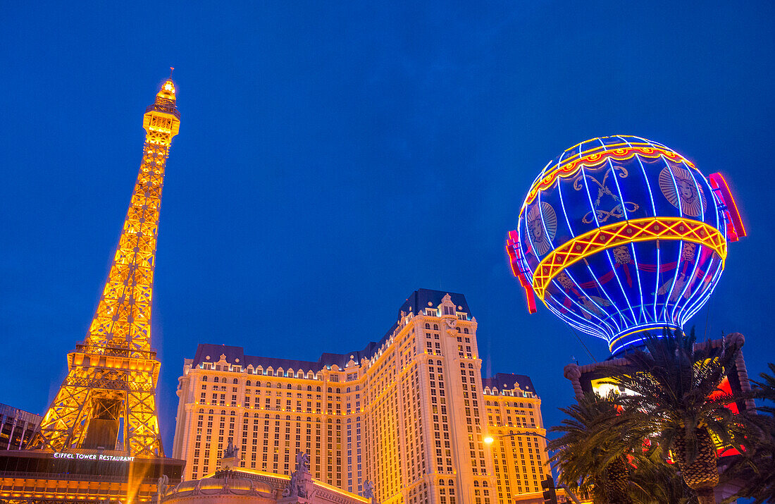 Das Hotel und Kasino Paris Las Vegas in Las Vegas mit einer 165 m hohen Nachbildung des Eiffelturms im halben Maßstab.