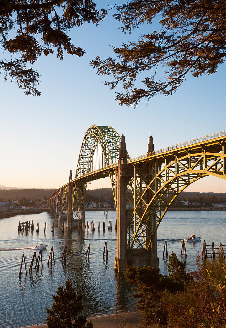 Yaquina Bay Bridge, Newport, Küste von Oregon.