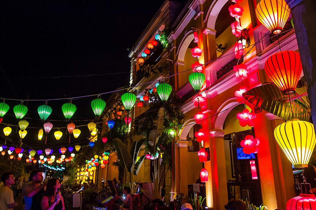 Beleuchtete Papierlaternen in den Straßen von Hoi An, Vietnam, während des Vollmond-Laternenfestes in Hoi An