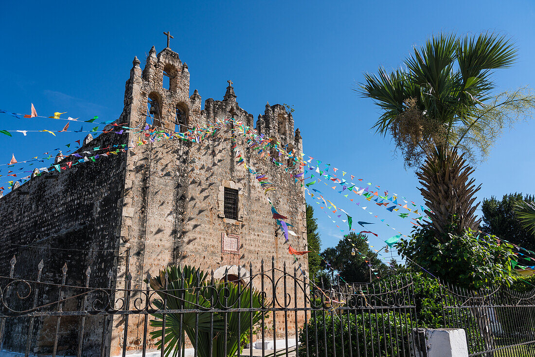 Die Kolonialkirche des Apostels Petrus wurde unter der Leitung von Franziskanermönchen in Chapab de las Flores in Yucatan, Mexiko, errichtet.