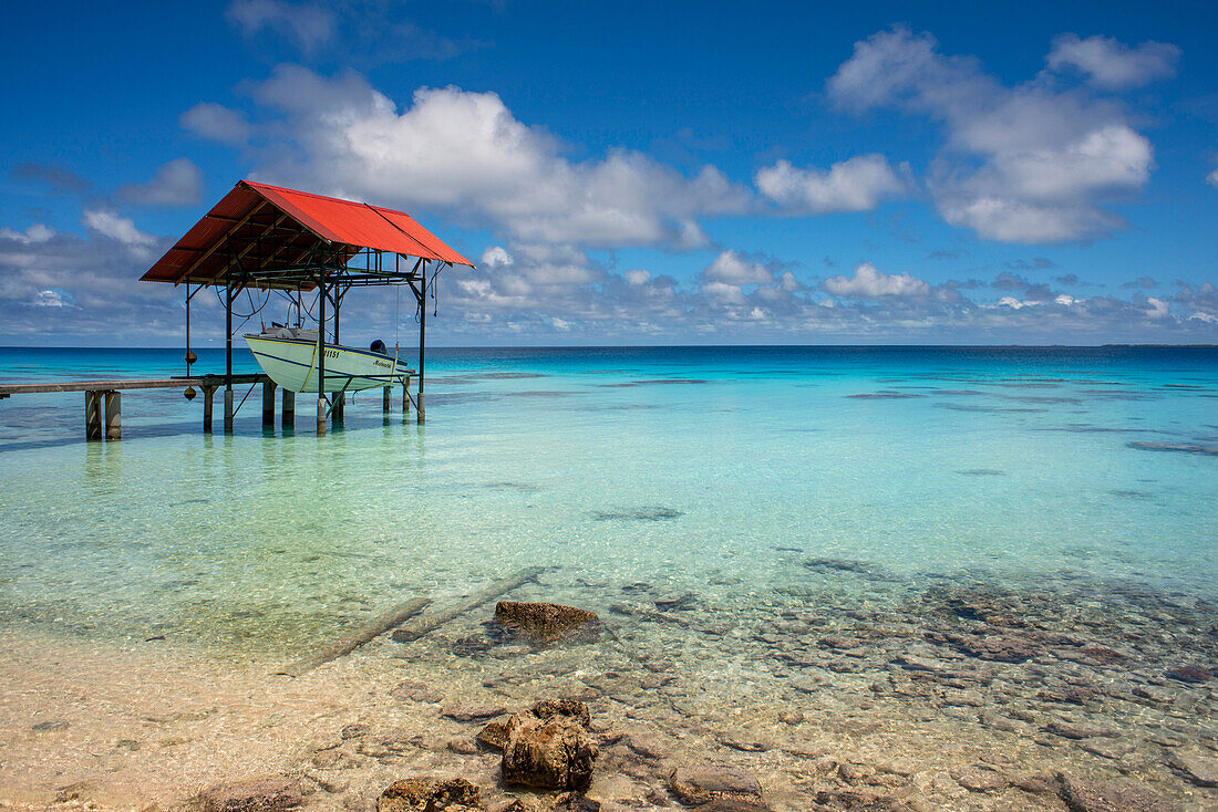 Kleiner Steg und Boot in Fakarava, Tuamotus-Archipel, Französisch-Polynesien, Tuamotu-Inseln, Südpazifik.