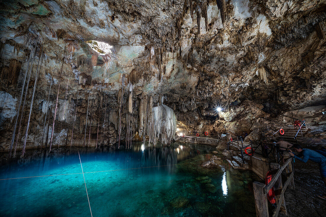 Stalagtit-Mineralformationen über der Cenote Xkeken bei Dzitnup, Yucatan, Mexiko. Die Maya glaubten, diese unterirdischen Becken seien das Tor zur Unterwelt.