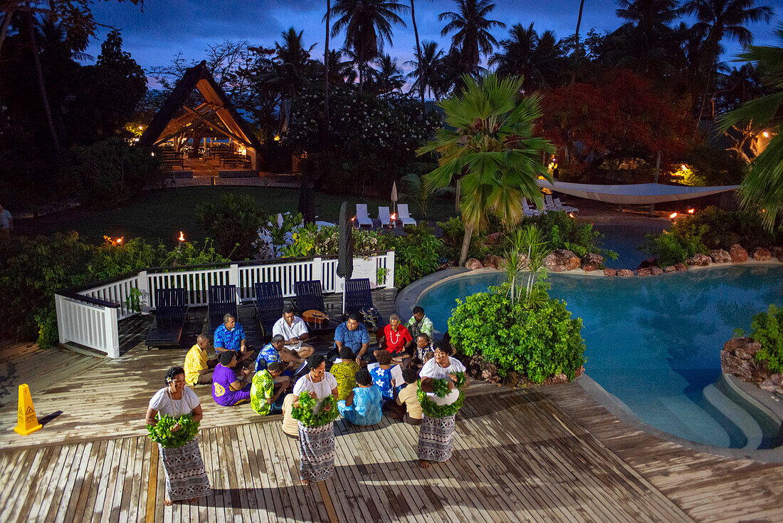 Traditionelle fidschianische Tänze und Musik im Malolo Island Resort und Likuliku Resort, Mamanucas Inselgruppe Fidschi