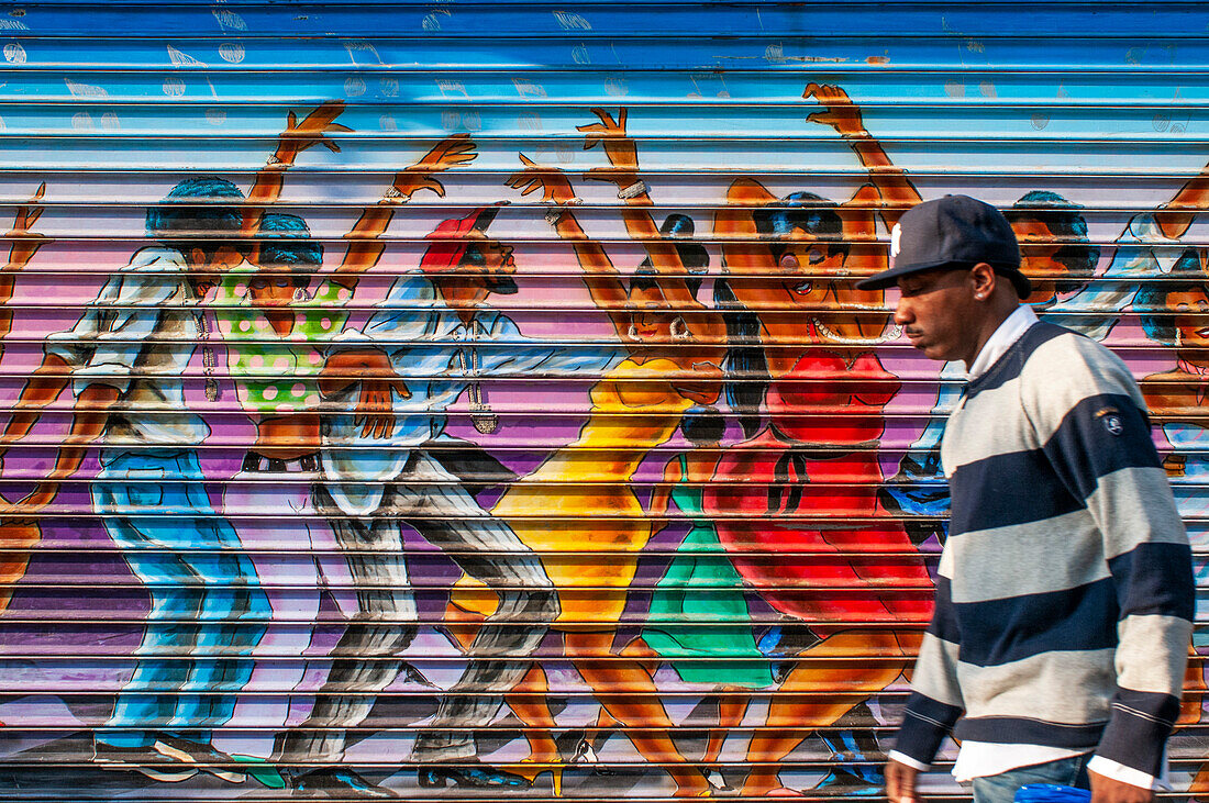 NEW YORK, Graffiti im Schatten einer Einrichtung in Harlem. In New York in schwarzen und Vororten wie der Bronx, Brooklyn und Harlem, die Geburt von Graffiti aufgetreten.