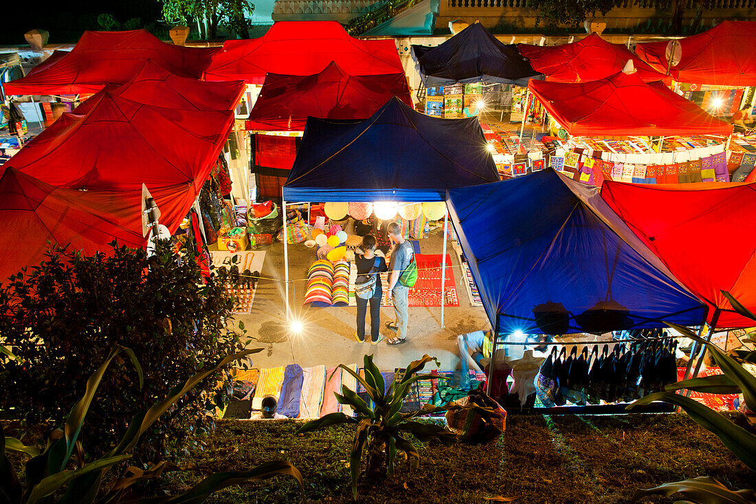 Touristen auf der Suche nach Souvenirs auf dem Nachtmarkt in Luang Prabang, Laos