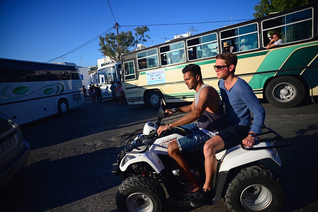 Ein befreundetes Paar auf einem Quad in Mykonos, Griechische Inseln, Griechenland