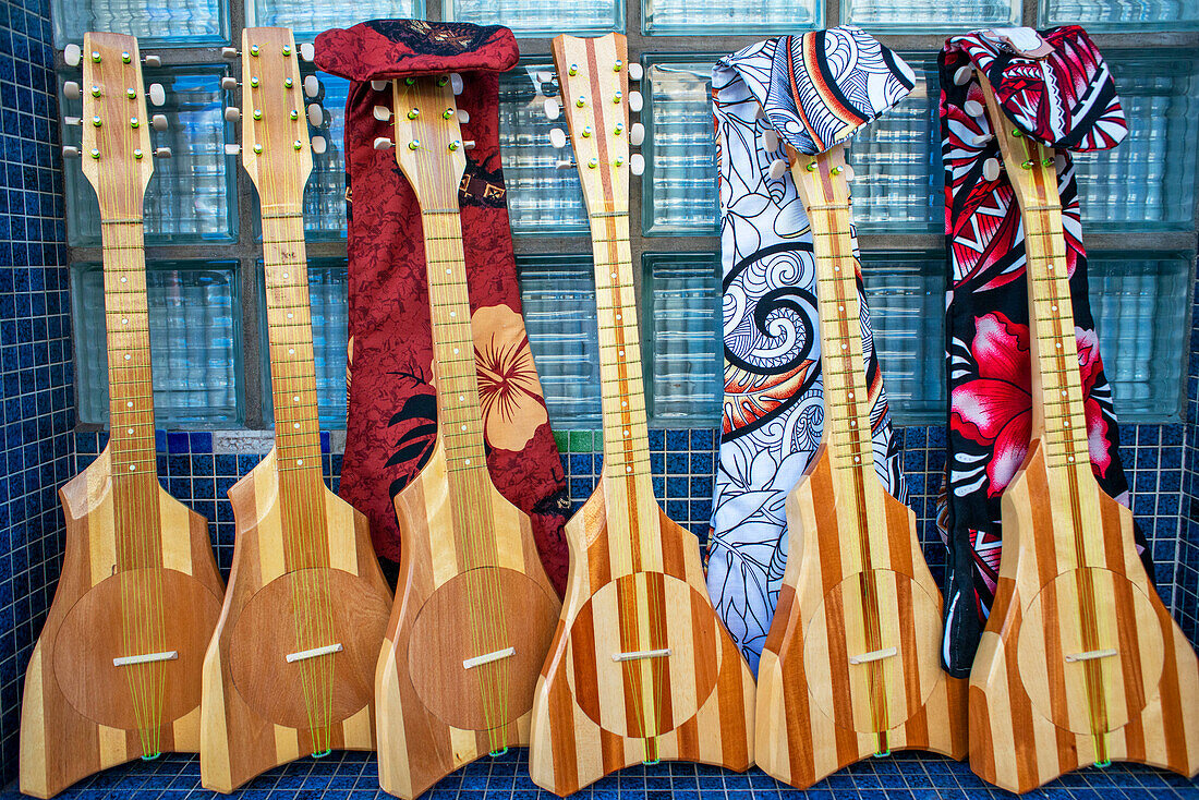 Ukelele-Gitarre Souvenirstand im überdachten Markt von Papeete, Tahiti, Französisch-Polynesien, Tahiti Nui, Gesellschaftsinseln, Französisch-Polynesien, Südpazifik.