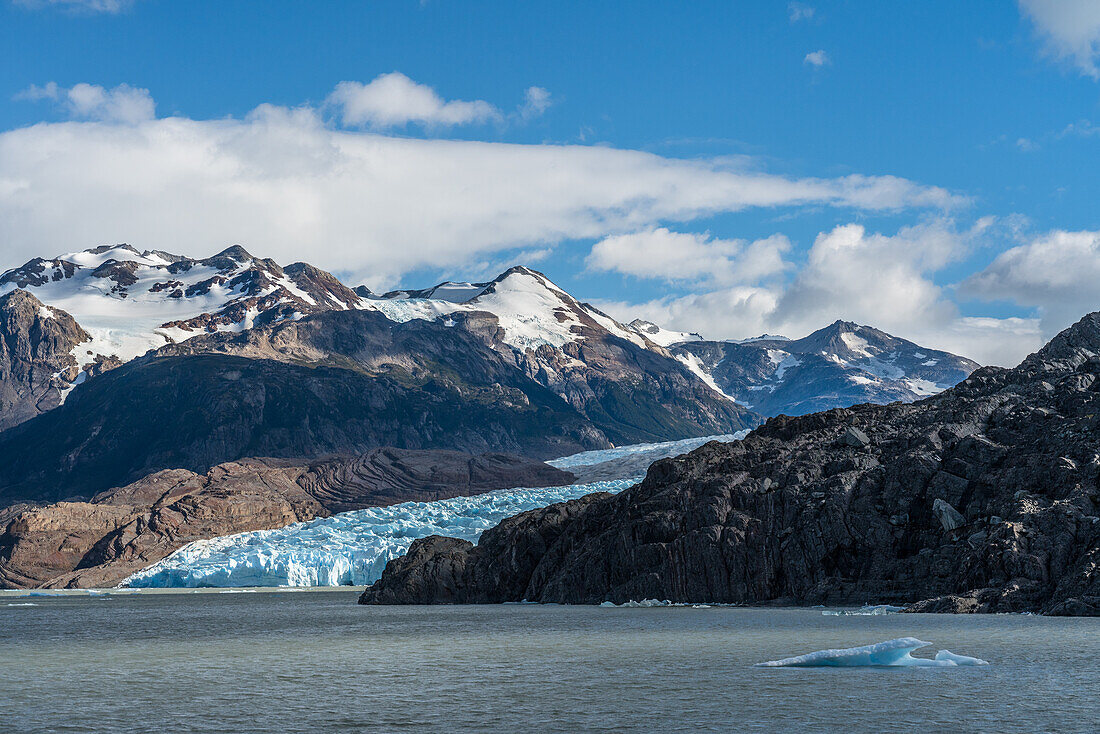 Der Grey-Gletscher und der Lago Grey im Nationalpark Torres del Paine, einem UNESCO-Weltbiosphärenreservat in Chile in der Region Patagonien in Südamerika.