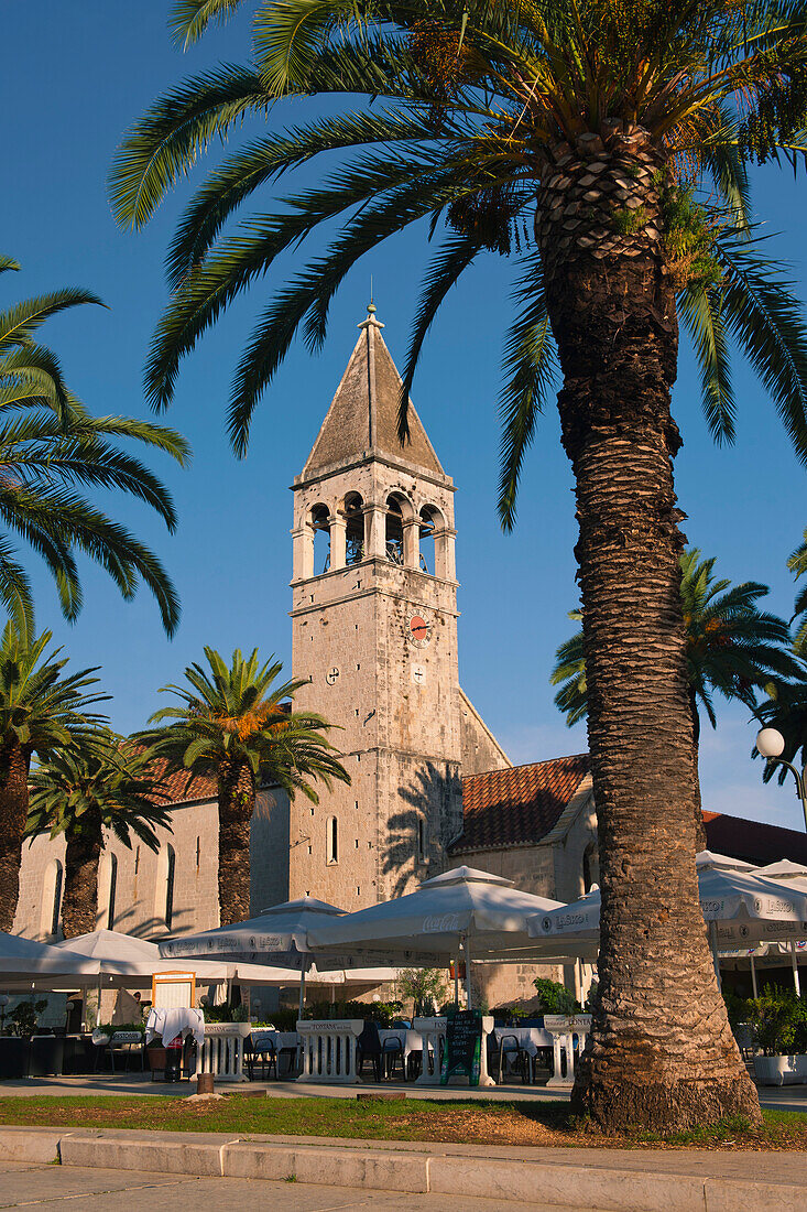 Kirche und Kloster des Heiligen Dominikus, Trogir, Dalmatinische Küste, Kroatien, Europa. Dieses Foto zeigt die Kirche und das Kloster des Heiligen Dominikus in Torgir, Kroatien. Trogir ist eine wunderschöne alte Stadt an der dalmatinischen Küste Kroatiens, die dank ihrer atemberaubenden romanischen Kathedrale und Architektur auf der UNESCO-Liste des Weltkulturerbes steht. Die kopfsteingepflasterten Straßen der historischen Stadt Trogir sind übersät mit wunderschönen Gebäuden und hoch aufragenden Türmen, die es zu besichtigen und zu erkunden gilt. Nach dem Besuch der St.-Lorenz-Kathedrale, des