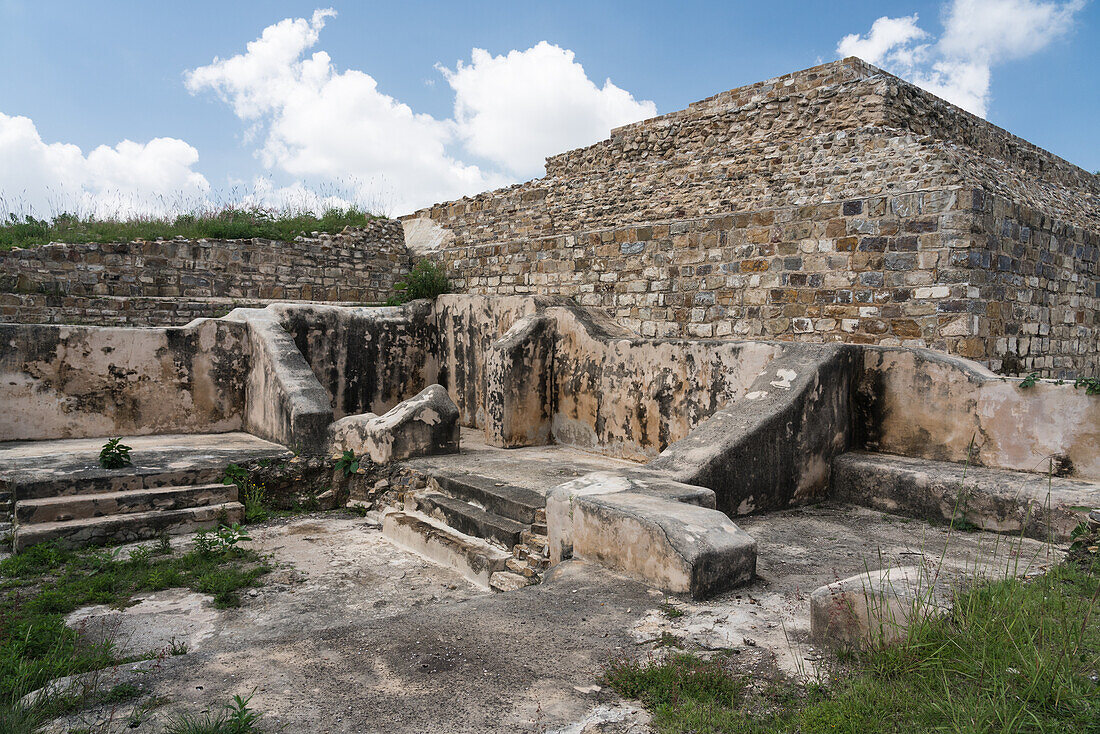 Ruinen auf der Rückseite von Gebäude 6, dem Begräbnisgebäude, in den Ruinen der zapotekischen Stadt Atzompa, in der Nähe von Oaxaca, Mexiko.
