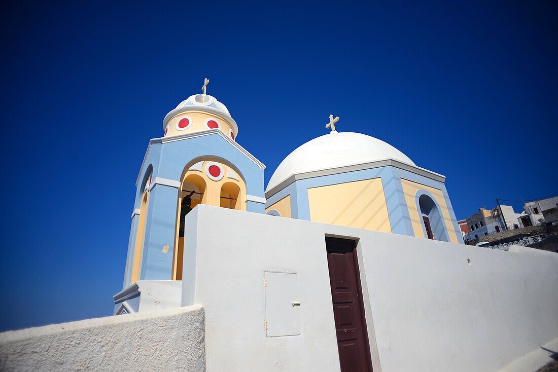 Kirche am Hang in Fira, Santorin, Griechische Inseln, Griechenland