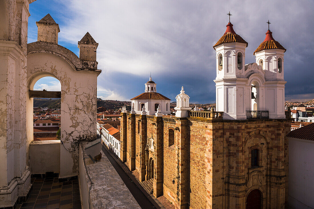 Universidad San Francisco Xavier de Chuquisaca (Universität des Heiligen Franz Xaver) von der Iglesia Nuestra Senora de La Merced (Kirche Unserer Lieben Frau von der Barmherzigkeit) aus gesehen, Historische Stadt Sucre, Bolivien