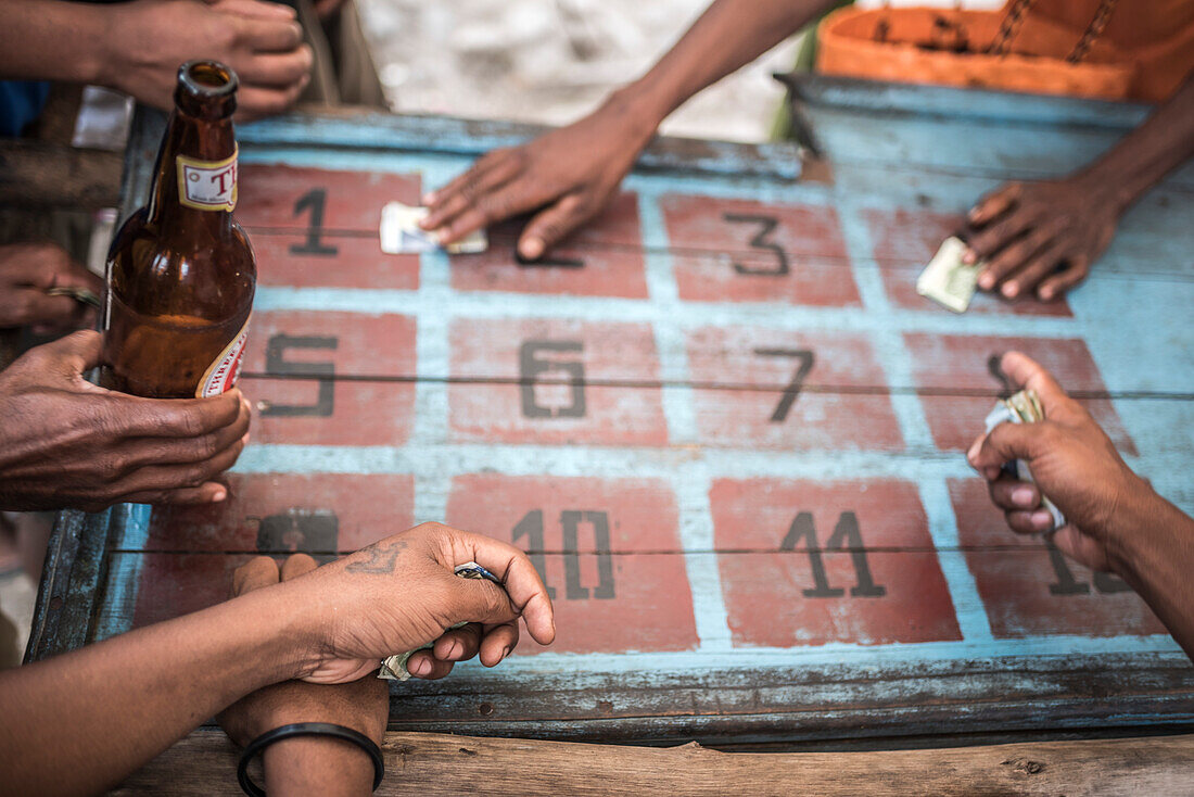 Glücksspiel in Ranomafana, ein üblicher Zeitvertreib an einem Sonntag, zentrales Hochland von Madagaskar