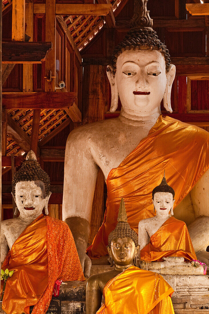Buddha-Figuren in einem buddhistischen Tempel an der Inthawarorot Road gegenüber der Thai Art & Culture Hall; Chiang Mai, Thailand.