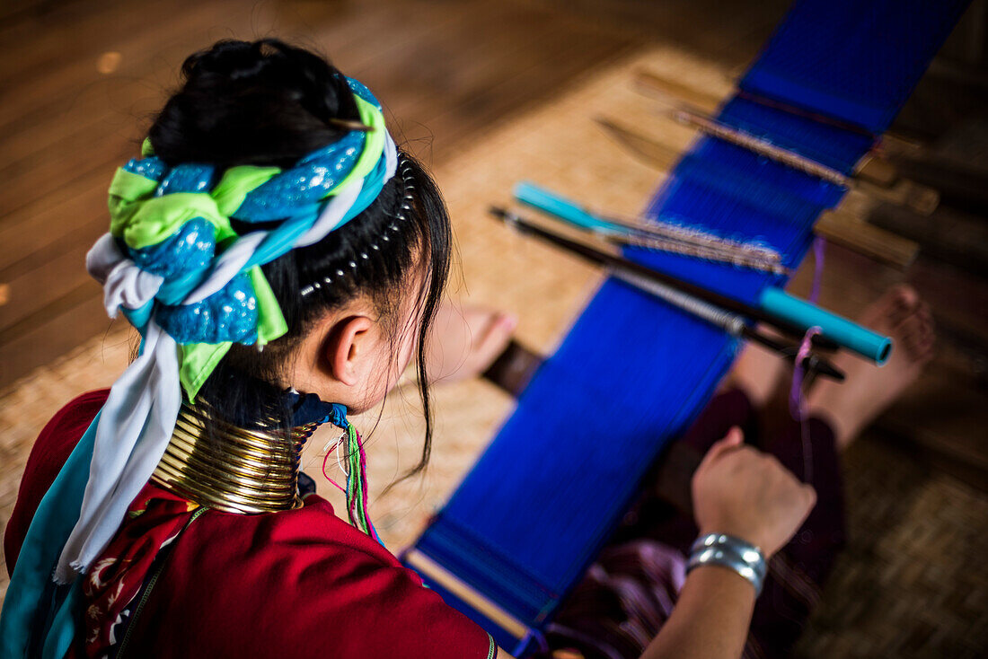 Lock neck woman from Palaung tribe weaving at Inle Lake, Shan State, Myanmar (Burma)