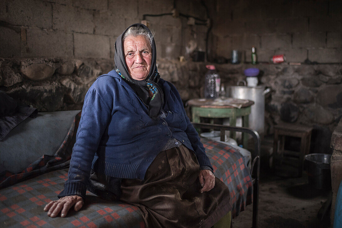 Eine Frau kümmert sich um eine Brennerei zur Herstellung von Palinka, einer traditionellen rumänischen Spirituose, Sarbi, Maramures, Rumänien