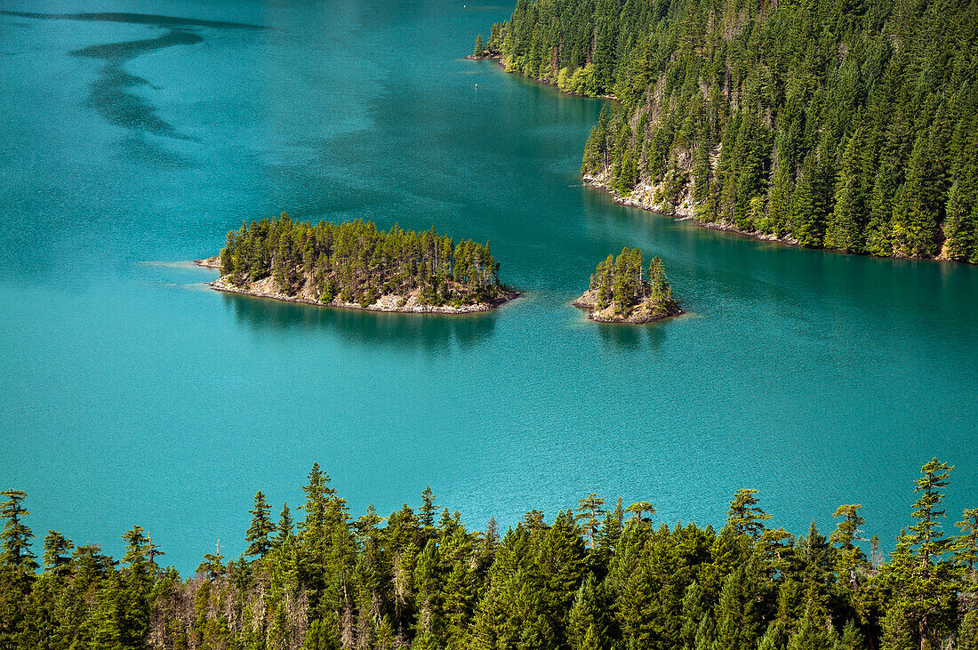 Inseln im Diablo Lake von einem Aussichtspunkt aus, Ross Lake National Recreation Area, North Cascades, Washington.