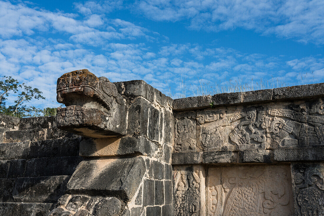 Die Plattform der Adler und Jaguare, gebaut im Maya-Tolteken-Stil, in den Ruinen der großen Maya-Stadt Chichen Itza, Yucatan, Mexiko. Die prähispanische Stadt Chichen-Itza gehört zum UNESCO-Weltkulturerbe.